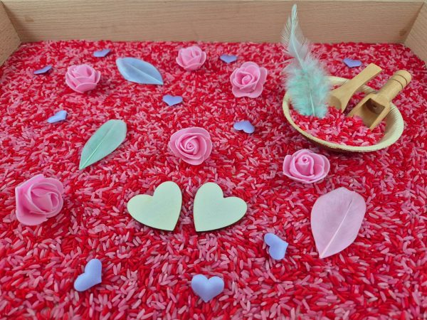 Speelrijst in de kleuren rood en roze passend bij het thema lief en valentijn.